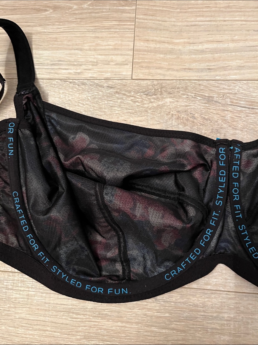 Floral Mesh Underwire Bra in Black and Pink - Picture 4 of 6